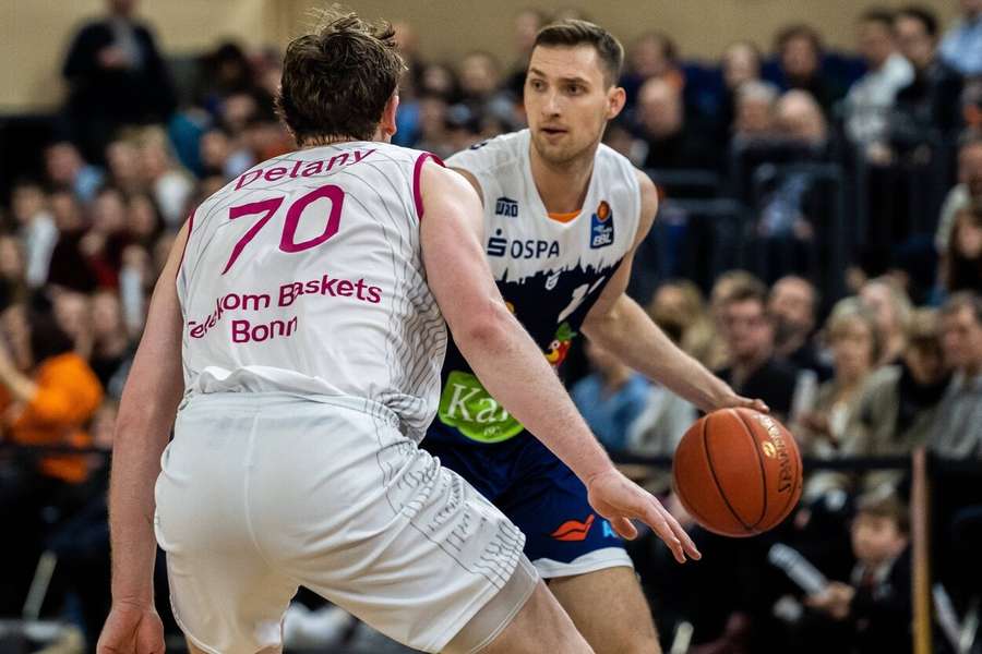 Basketball: Bonn bleibt an Alba dran