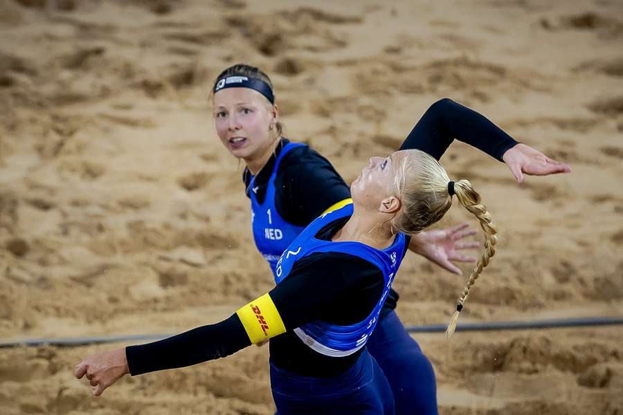 atja Stam (l) en Raisa Schoon tijdens de bronzen medaille wedstrijd beachvolleybal voor dames op de tiende dag van het Multi-EK