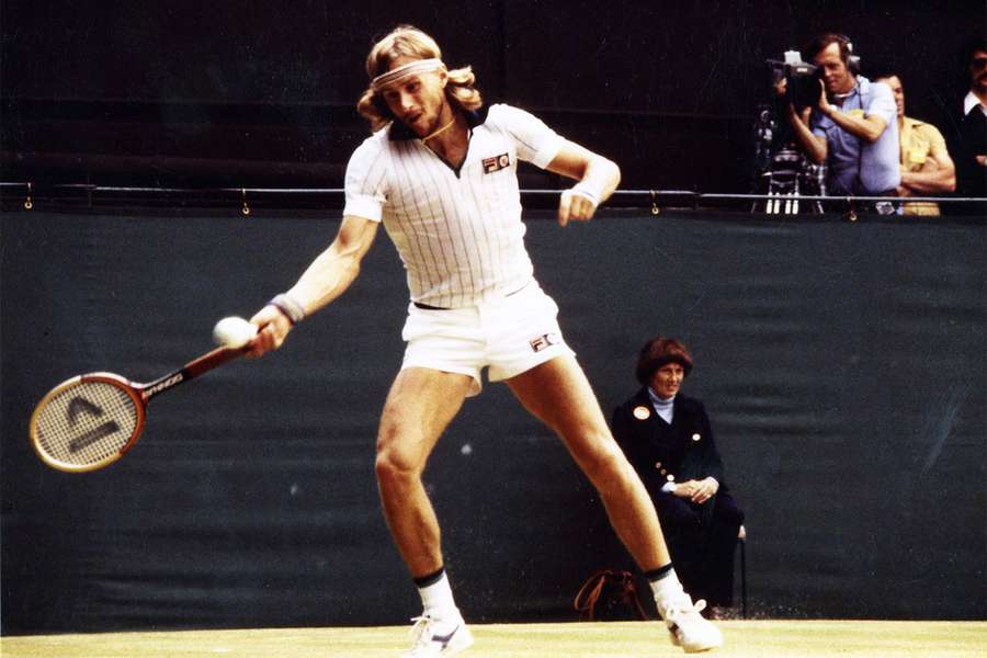 Björn Borg a jogar com uma bola branca em 1981.