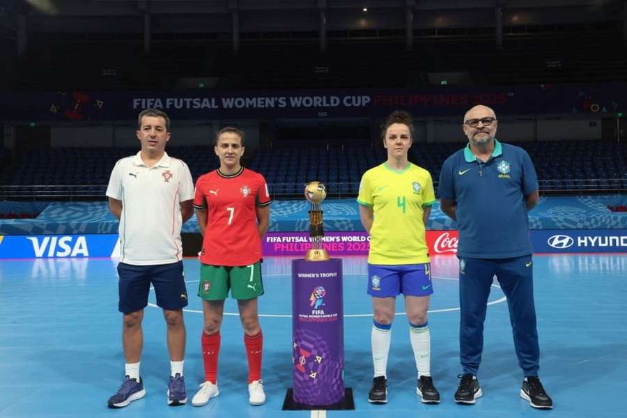 Treinadores e capitãs de equipa antes da final do Mundial feminino