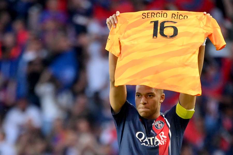 Mbappé muestra la camiseta de Sergio Rico tras marcar un gol