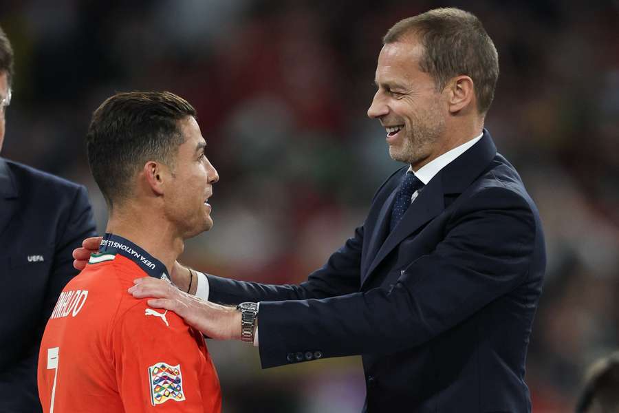 Cristiano Ronaldo odbiera medal z rąk prezesa UEFA Aleksandra Ceferina po zwycięstwie w finale Ligi Narodów UEFA 2025 pomiędzy Portugalią a Hiszpanią.