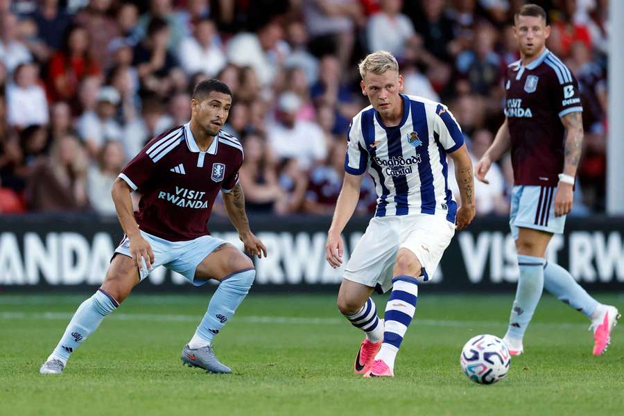 La Real remonta y vence con solvencia al Aston Villa