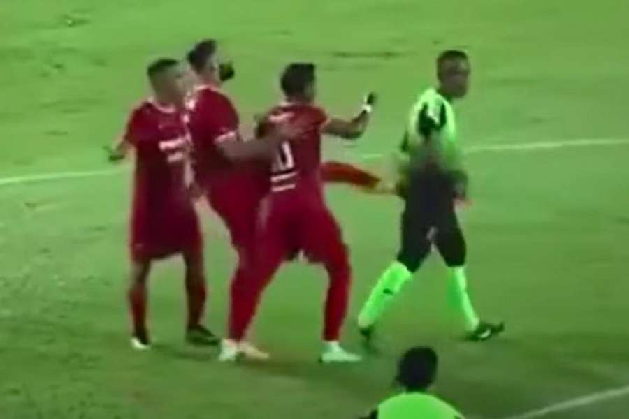 Yazan Al-Arab banido do futebol após agredir um árbitro