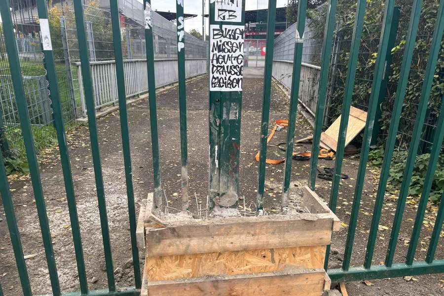 Acces blocat cu beton pentru fanii lui Leipzig! Incident neobișnuit înaintea meciului din Cupă Acces blocat cu beton pentru fanii lui Leipzig! Incident neobișnuit înaintea meciului din Cupă