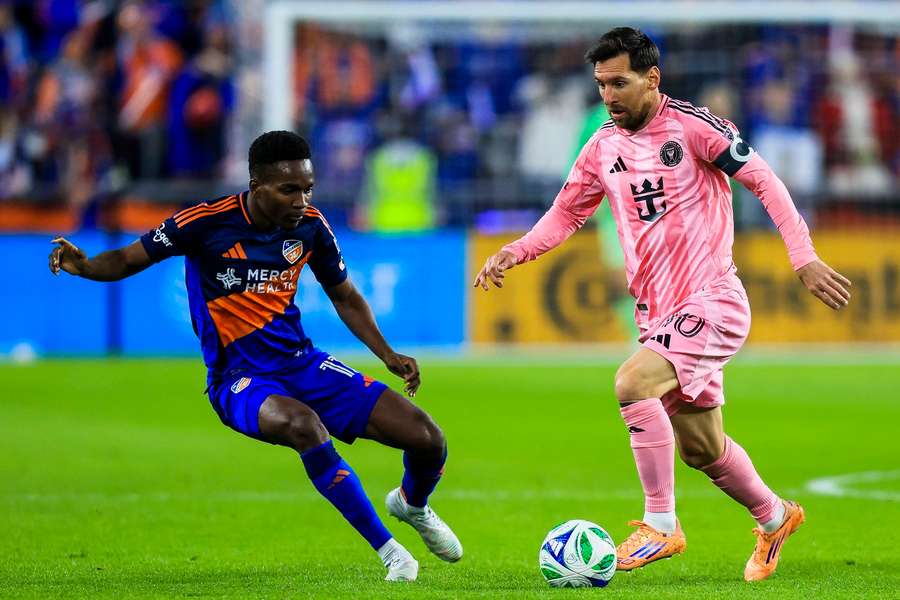 Gidi v súboji s Messim. Gidi v súboji s Messim.