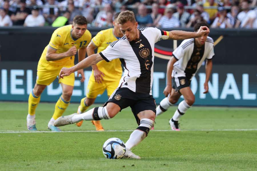 Kimmich, lanzando un penalti contra Ucrania en el último amistoso de Alemania