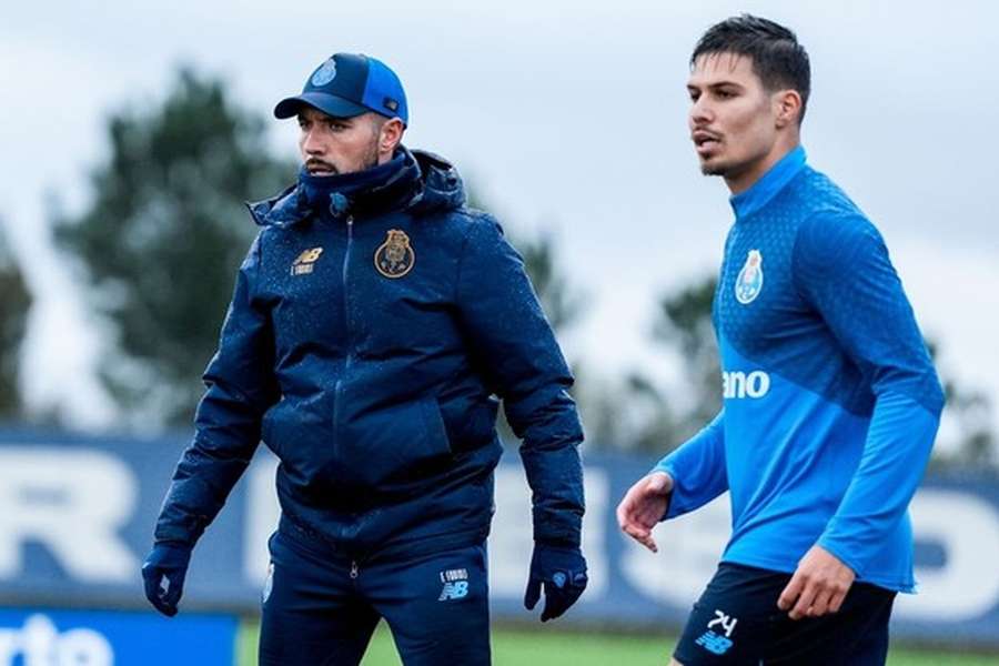Francesco Farioli com Francisco Moura no treino do FC Porto