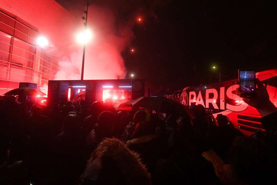 PSG-Fans bei der Ankunft ihrer Mannschaft gegen Manchester City.