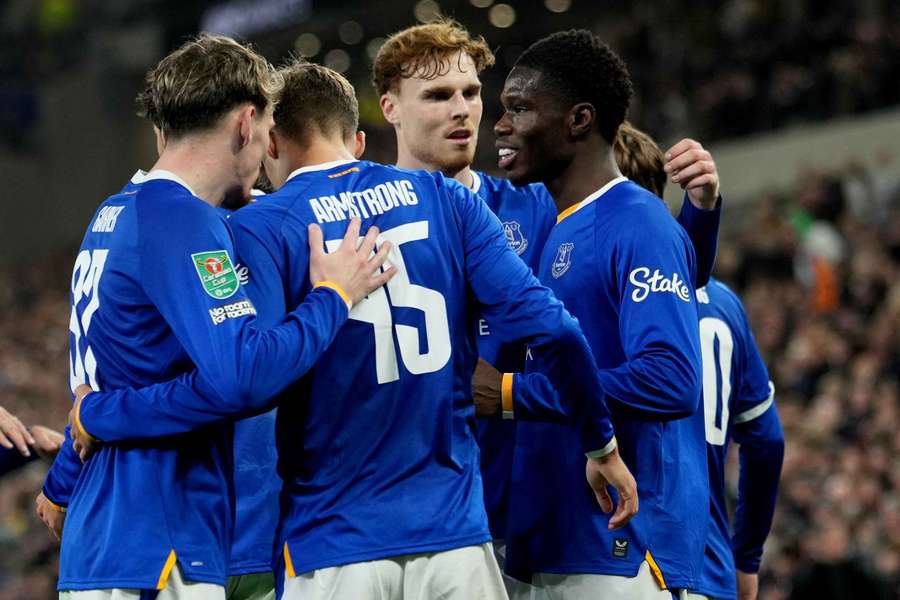 Everton si v štvrtom kole EFL Cupu poradil s Newcastlom. Everton si v štvrtom kole EFL Cupu poradil s Newcastlom.