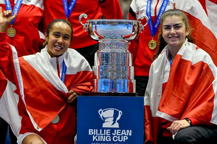 De Canadese tennissters met hun Billie Jean King Cup