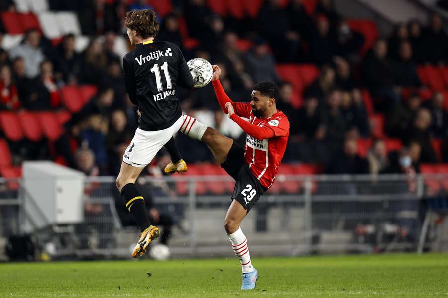 Odysseus Velanas in duel met Phillipp Mwene (PSV)