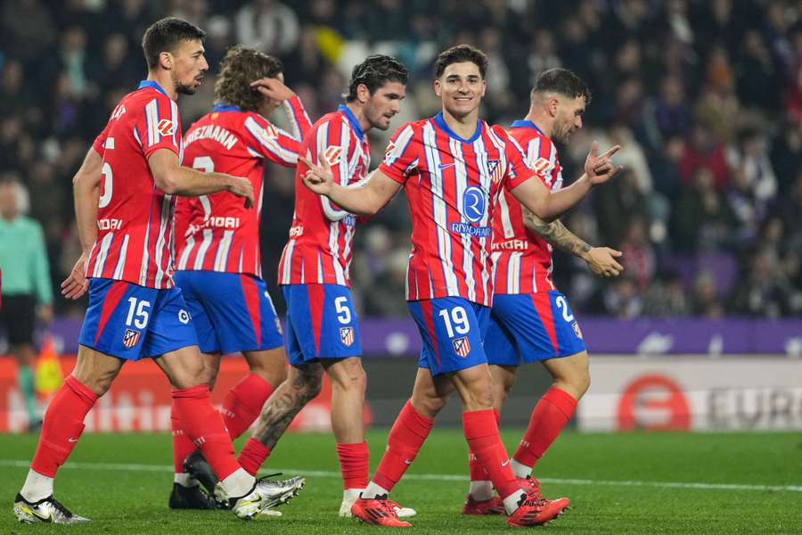 Julián Álvarez celebra su gol con sus compañeros