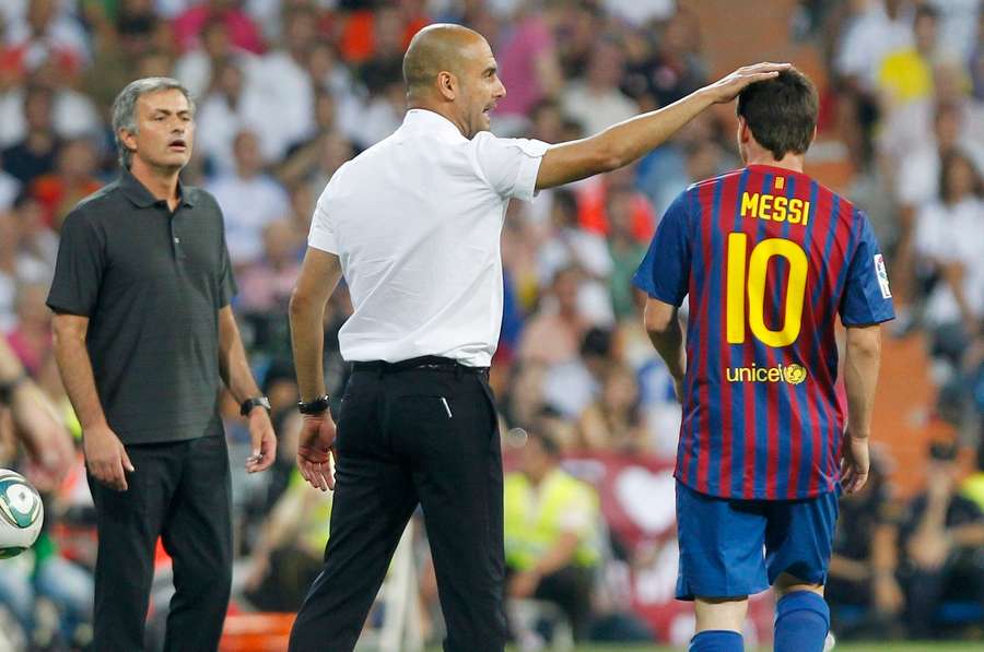 Supercupa Spaniei dintre Real și Barcelona, 2011: Jose Mourinho, antrenorul ”galacticilor”, Pep Guardiola, tehnicianul catalanilor, și Lionel Messi