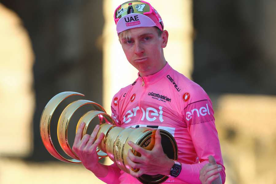Pogacar, con su trofeo de ganador del Giro de Italia