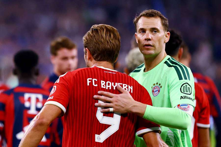 Manuel Neuer nach dem Spiel mit Harry Kane