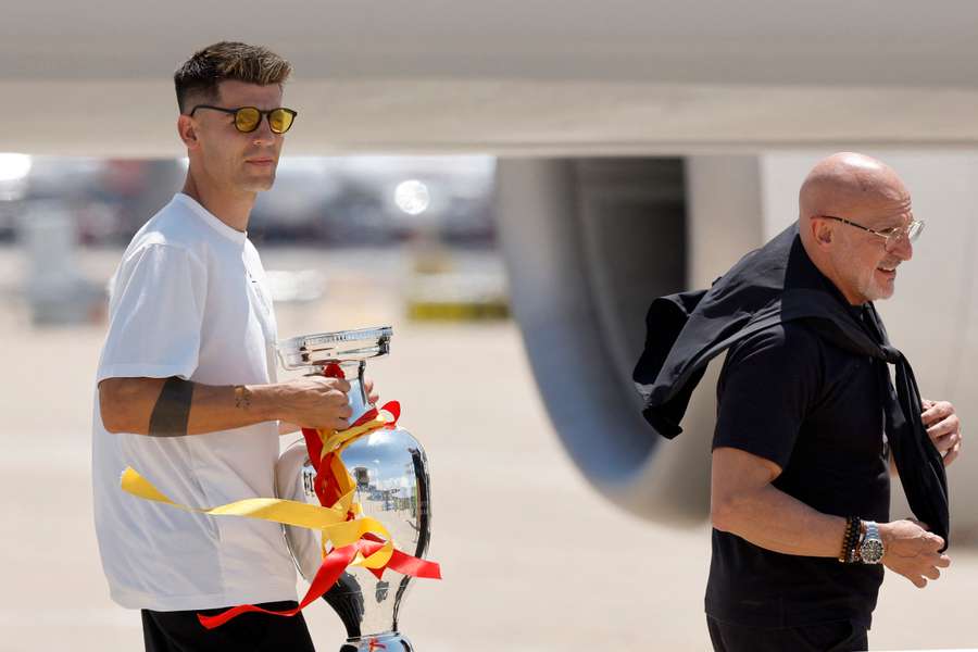 Alvaro Morata con il trofeo vinto in Germania