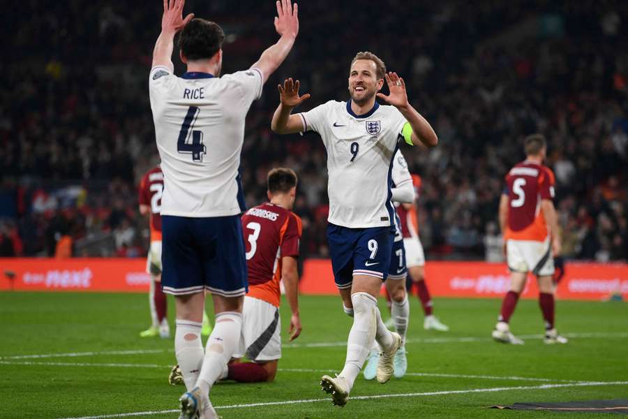 Kane y Rice celebran el segundo gol de los ingleses