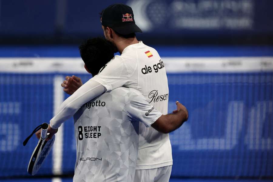 Galán y Chingotto se abrazan