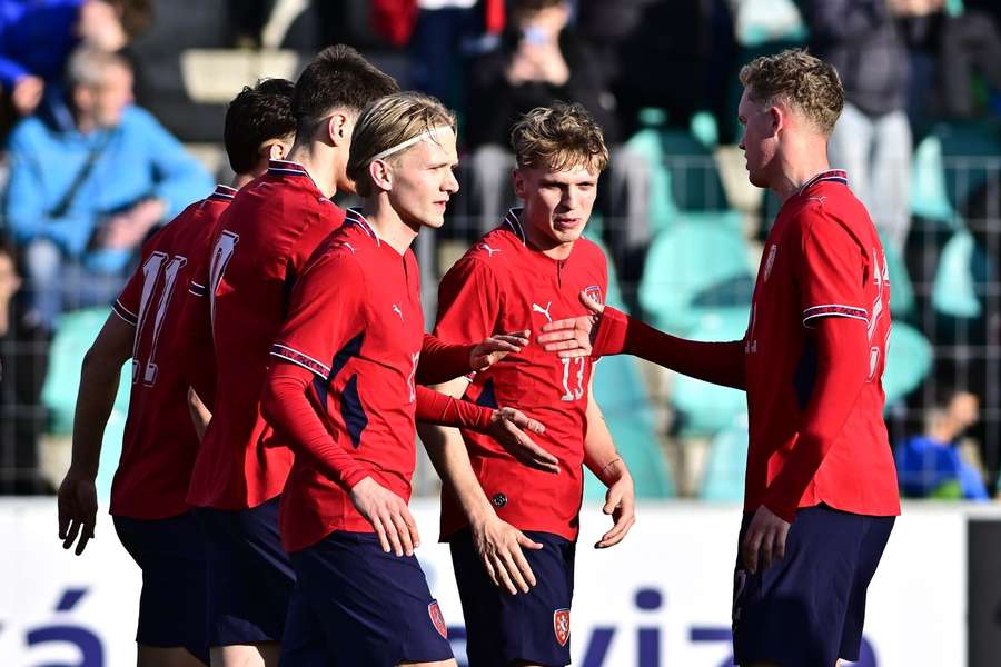 Češi slaví jeden z pěti gólů v síti Gibraltaru.