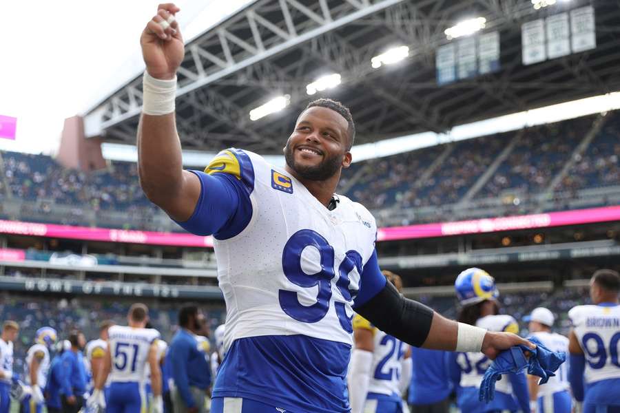 Rams' Aaron Donald waves to fans Rams' Aaron Donald waves to fans