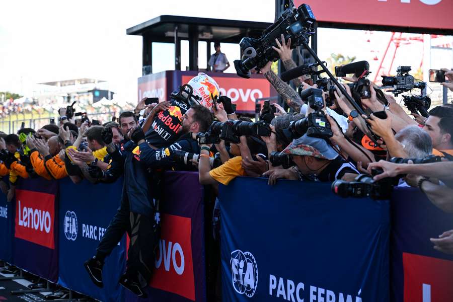 Verstappen comemora conquista da Red Bull com integrantes da equipe