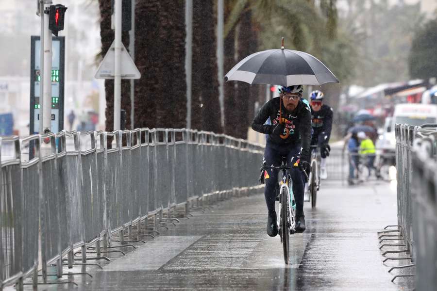 Alguns ciclistas a usar guarda-chuva
