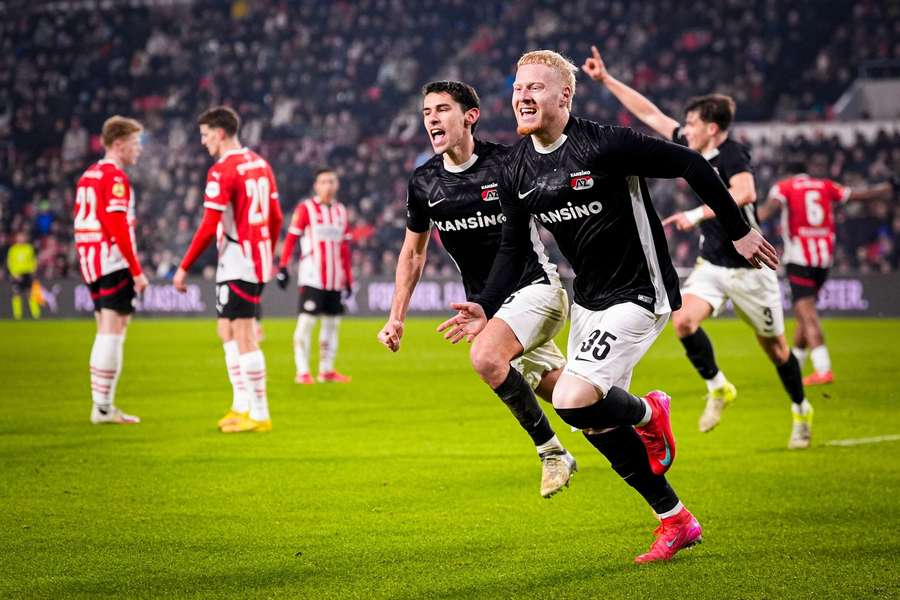 PSV opened the year with a 2-2 draw against AZ PSV opened the year with a 2-2 draw against AZ