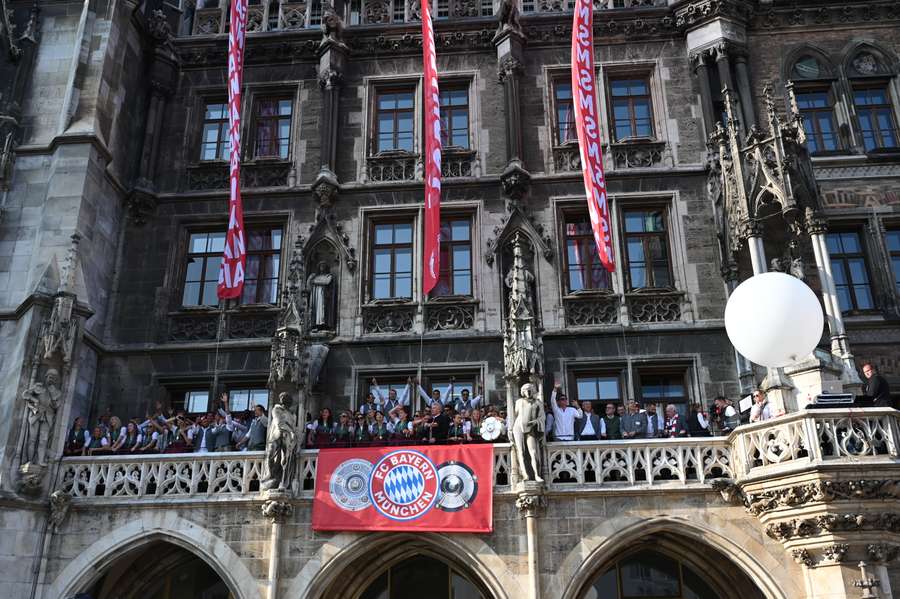 Os jogadores e jogadores do Bayern de Munique festejam os respetivos títulos da Liga