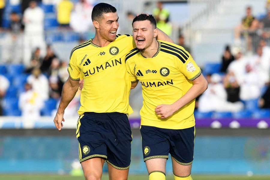 Ronaldo świętuje z Al Hamdanem Ronaldo świętuje z Al Hamdanem
