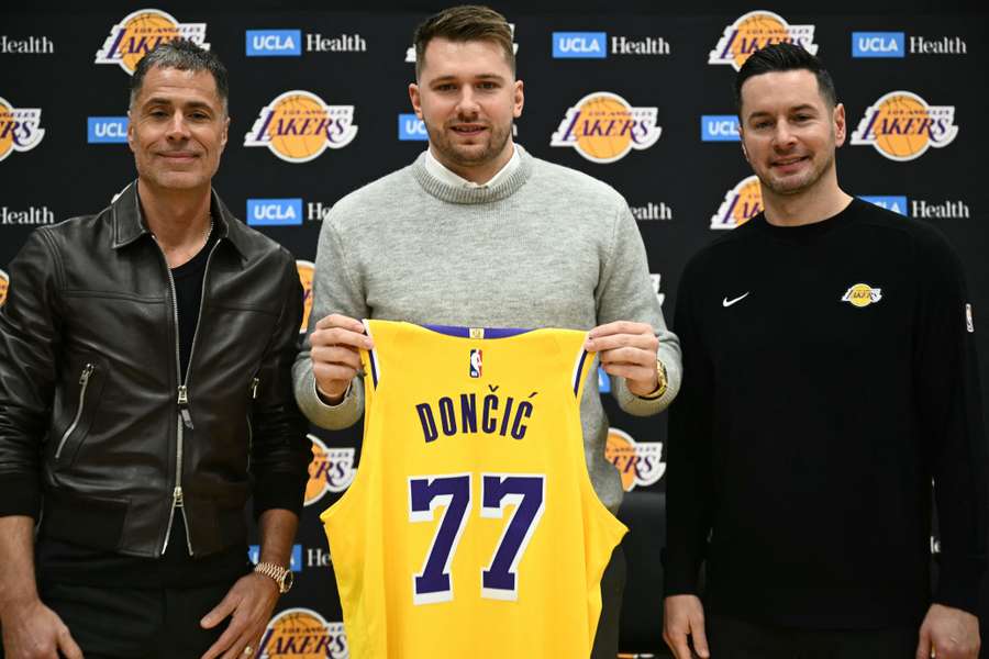 Doncic ao lado de Rob Pelinka, GM dos Lakers, e de J.J. Redick, seu novo técnico