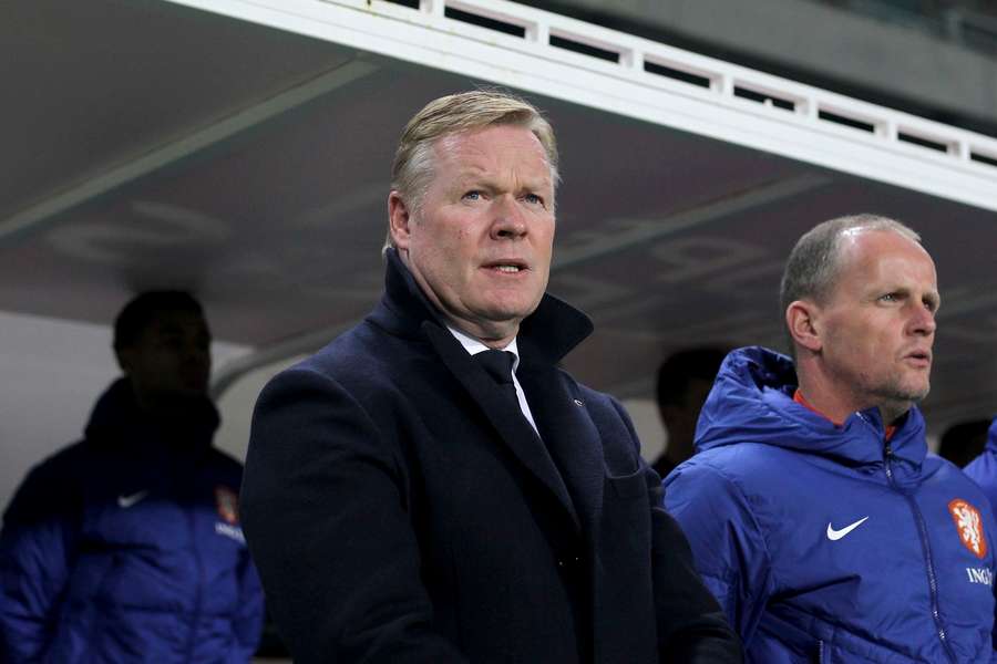 Ronald Koeman kijkt toe tijdens de wedstrijd tegen Gibraltar