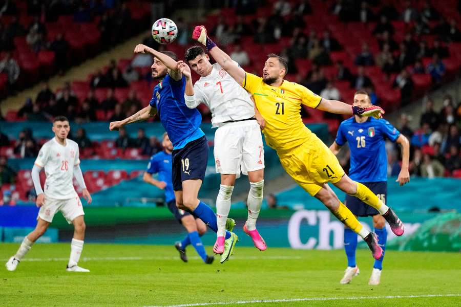 Morata pelea por un balón aéreo con Bonucci y Donnarumma en el Italia-España de la Euro 2020 celebrado en Wembley
