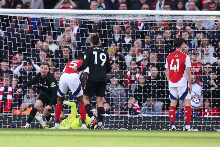 West Ham's Jarrod Bowen scores the winner against Arsenal at the Emirates Stadium