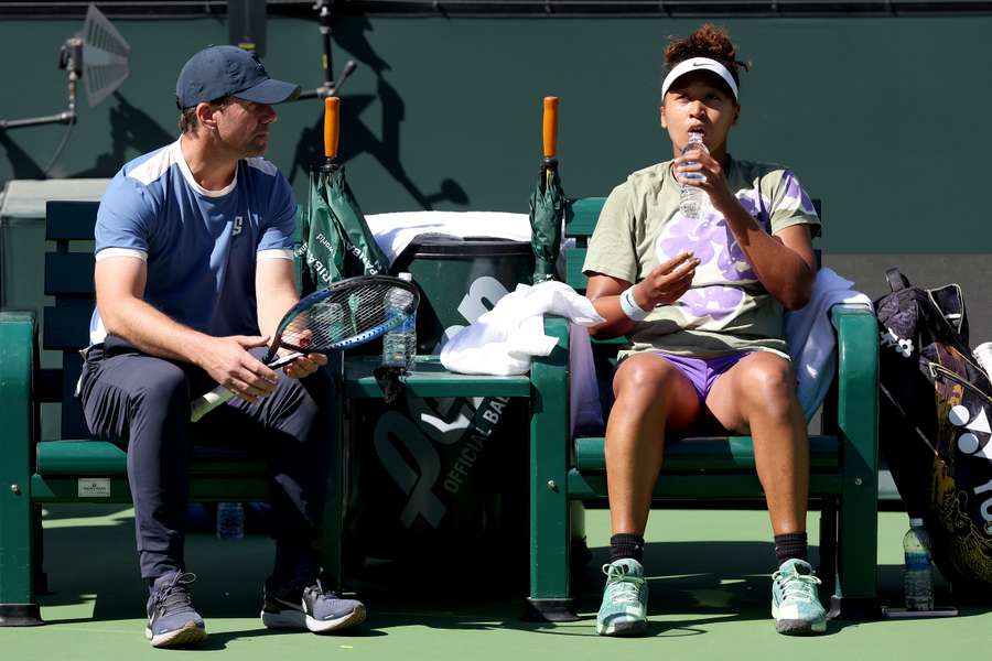 Naomi Osaka taler med sin træner Wim Fissette under træningen i Indian Wells.