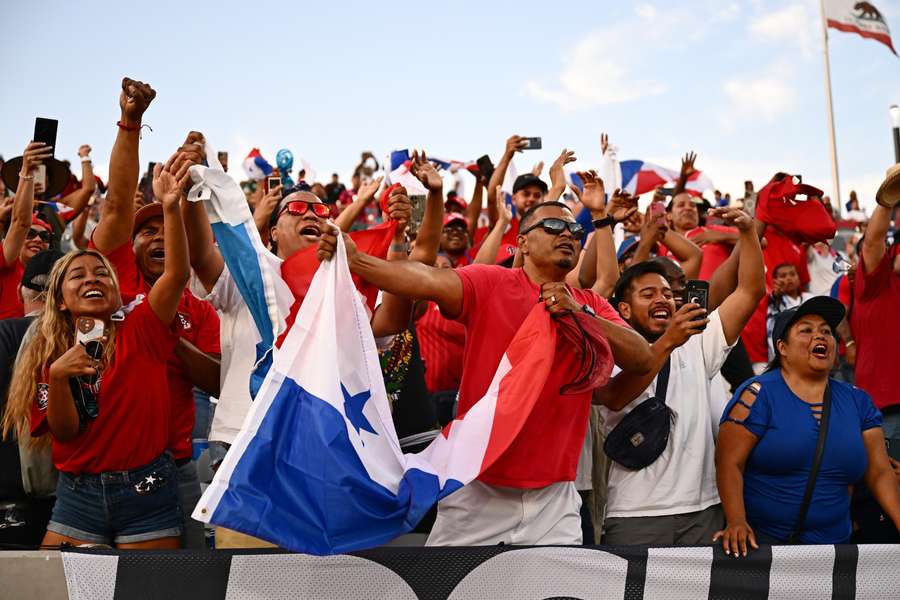 Aficionados panameños disfrutan de una victoria de su equipo