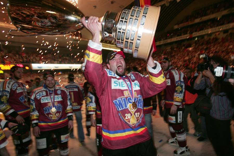 Sparta slaví mistrovský titul v roce 2007 po sérii s Pardubicemi.