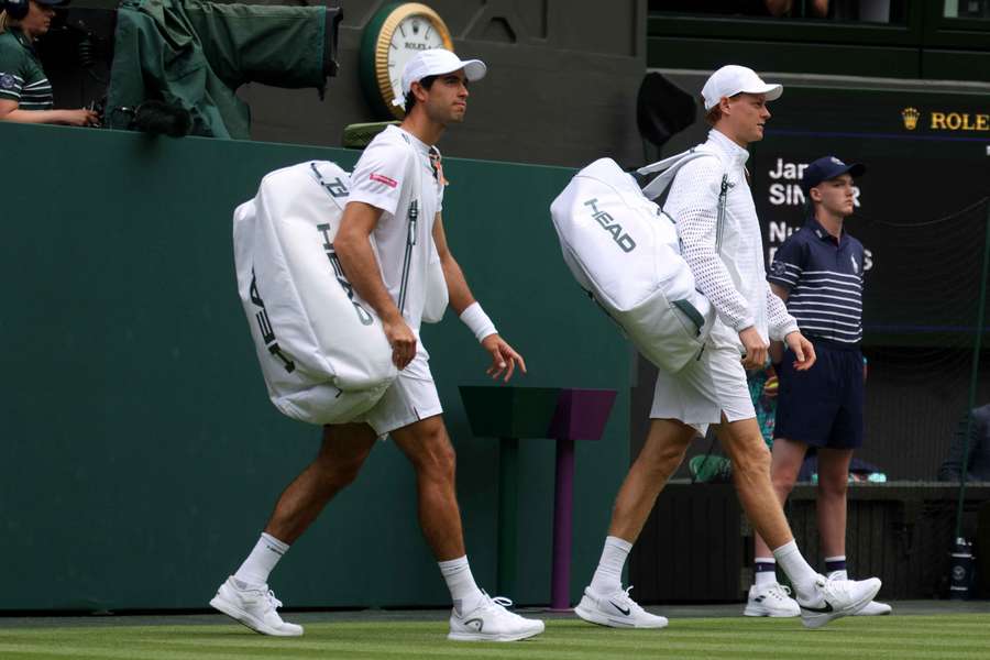 Nuno Borges (esquerda) e Jannik Sinner (direita) antes do duelo na segunda ronda de Wimbledon