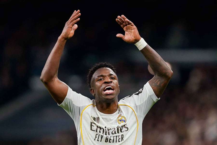 Vinicius Jr pleaded with booing Real Madrid fans: That's enough, damn it, we're playing! Vinicius Jr pleaded with booing Real Madrid fans: That's enough, damn it, we're playing!