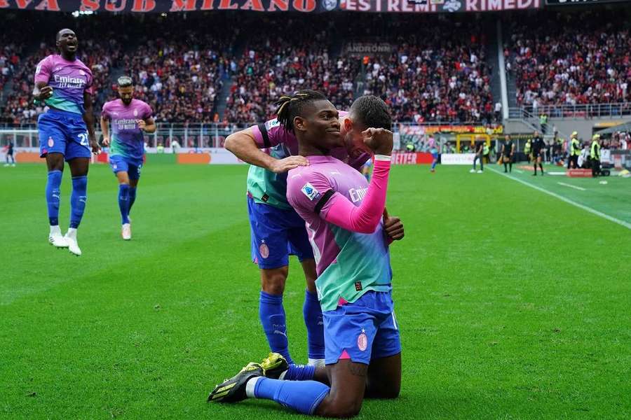 Rafael Leão celebra o gol marcado sobre o Verona