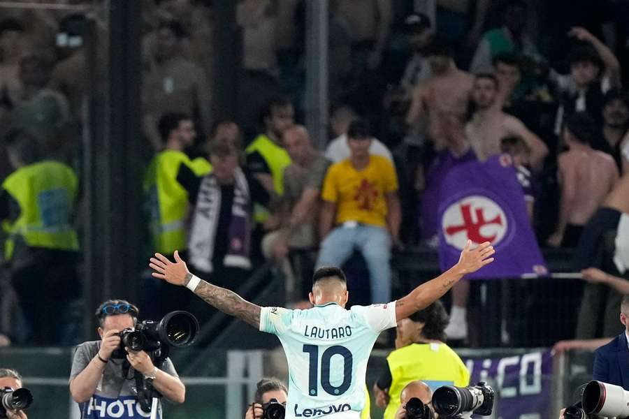 Storico Lautaro in finale di Coppa Italia, contro la Fiorentina gol numero 100 e doppieeta