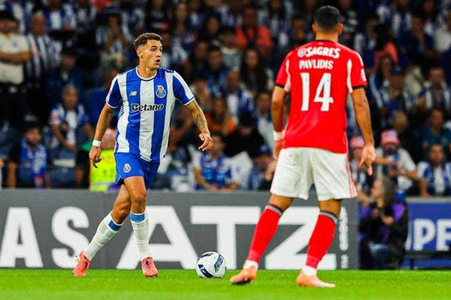 Kiwior contra Pavlidis no clássico da primeira volta