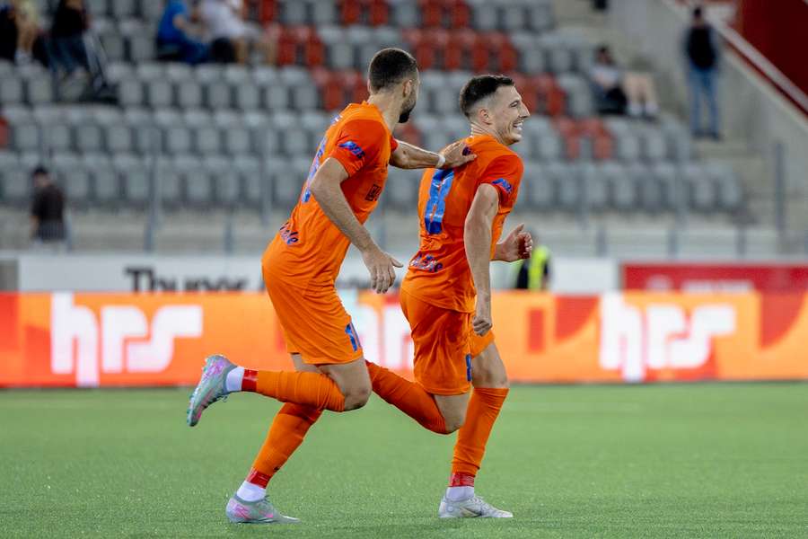 Jucătorii lui Celje se bucură după marcarea unui gol Jucătorii lui Celje se bucură după marcarea unui gol