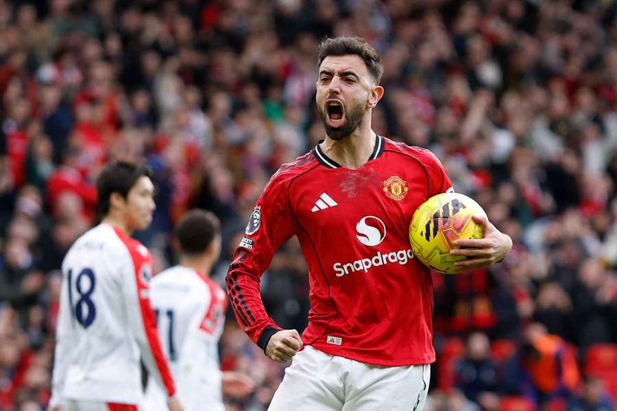 Fernandes byl ústřední postavou zápasu. Fernandes byl ústřední postavou zápasu.