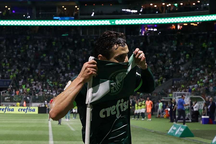 Veiga beijou o escudo do Palmeiras na comemoração do gol