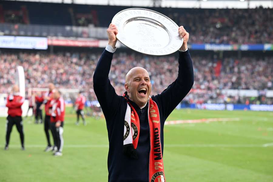 Kranten lovend over landskampioen Feyenoord, en over trainer Slot