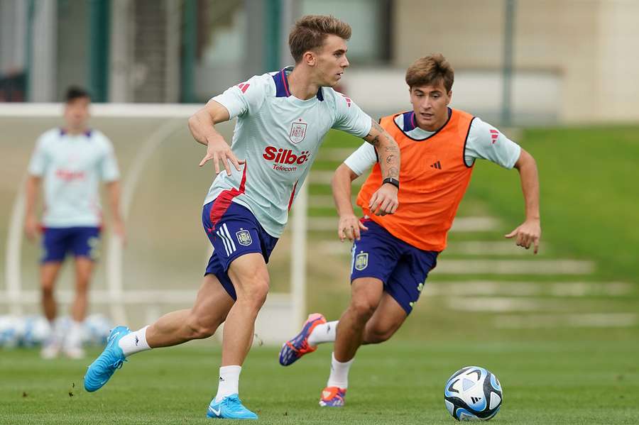 Pablo Barrios, durante un entrenamiento de la sub21