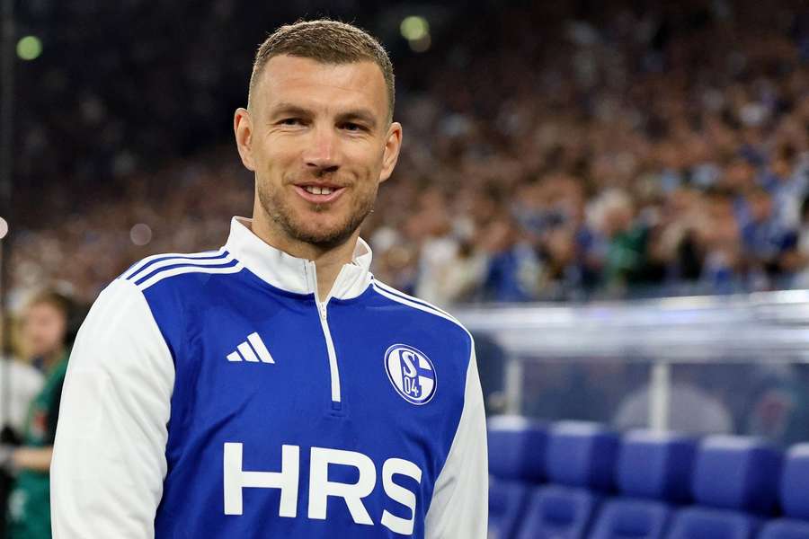 Dzeko ainda não decidiu o futuro na próxima temporada