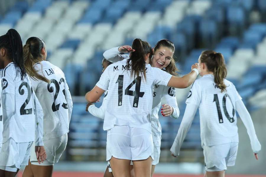 Las jugadoras del Madrid celebran su goleada ante el Twente