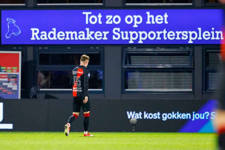 Koopmeiners verlaat het veld na zijn rode kaart tegen sc Heerenveen